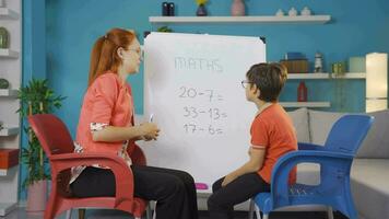 een leraar onderwijs aftrekken naar een jongen leerling. video