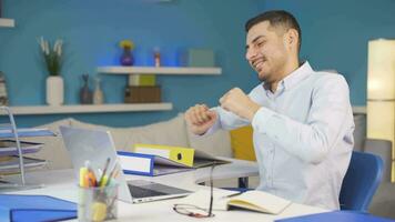 Accueil Bureau ouvrier homme Danse et travail. video