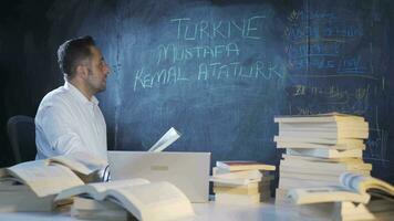 el historiador hombre escritura Mustafa kemal ataturk en el pizarra. video