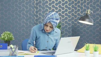 Stressed business woman using laptop. video