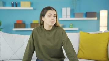 retrato de joven niña aprobatorio y aceptando. escuchando a Noticias y anuncios video