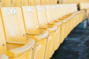 vacío amarillo asientos a estadio,filas de asiento en un fútbol estadio, seleccione atención foto