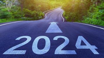 vacío asfalto la carretera con nuevo año 2024 concepto. dirección a nuevo año concepto y sostenible desarrollo idea para objetivo y éxito, concepto para visión 2023-2025. foto