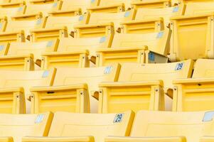 vacío amarillo asientos a estadio,filas de asiento en un fútbol estadio, seleccione atención foto