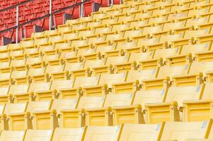 vacío amarillo asientos a estadio,filas de asiento en un fútbol estadio, seleccione atención foto