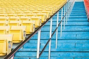 vacío amarillo asientos a estadio,filas pasarela de asiento en un fútbol estadio foto