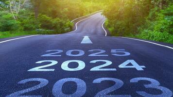 vacío asfalto la carretera con nuevo año 2024 concepto. dirección a nuevo año concepto y sostenible desarrollo idea para objetivo y éxito, concepto para visión 2023-2025. foto