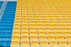 vacío amarillo asientos a estadio,filas de asiento en un fútbol estadio, seleccione atención foto