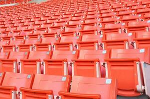 vacío naranja asientos a estadio,filas de asiento en un fútbol estadio foto