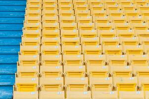 vacío amarillo asientos a estadio,filas de asiento en un fútbol estadio, seleccione atención foto