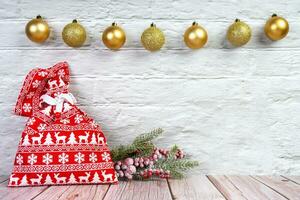 fondo de navidad con abeto decorado y bolsa de regalo roja. vista superior, plano con espacio de copia foto