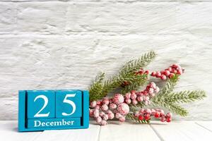fondo de navidad con abeto decorado y calendario perpetuo azul con fecha foto