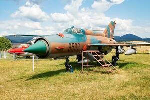 almacenado clásico combatiente avión. antiguo Temporizador pájaro de guerra avión a museo. aviación y aeronave. aeroespacial industria. foto