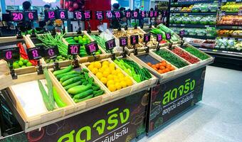 chonburi, Tailandia - julio 9, 2023 el supermercado tiene un variedad de estacional frituras. adecuado para estilo de vida compras, sano Cocinando o vegetariano. foto