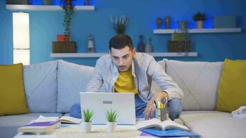 homem assistindo filme em computador portátil às noite às lar. video