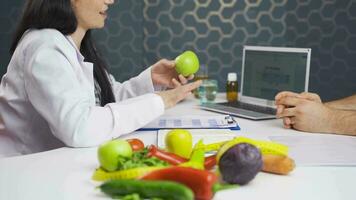 une diététicien qui prépare une nutrition programme avec des légumes. video