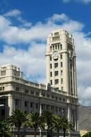 un grande blanco edificio con un reloj torre foto