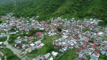 aérien vue de à forte densité peuplé colonies. aérien vue de Maisons. video