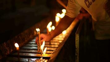 asiático personas Encendiendo velas a pago homenaje Buda en templo a hacer un deseo en el tradicional Songkran festival en tailandia video