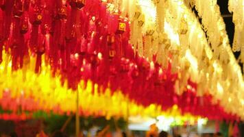 coloré lanna papier lanternes pendre dans lampe de poche les temples à nuit. populaire lanterne Festival pendant loy Krathong dans nord Thaïlande. traditionnel yi peng papier lanterne. video