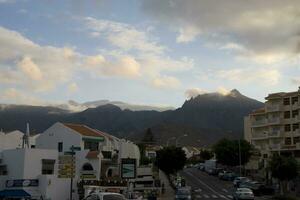 interesante turista calles en el sur de el canario isla de tenerife en España en un calentar verano día foto