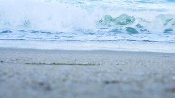 la vitesse rampe de vagues rupture sur le plage. de Ordinaire la vitesse à lent mouvement video