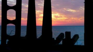 toneel- mooi zonsopkomst over- de zee. reizen en natuur video