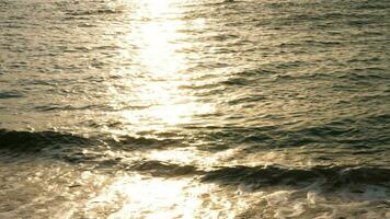 Dom rayos reflexión en el mar con olas salpicaduras video