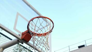 basketbal bal met succes vliegend in basketbal ring. video