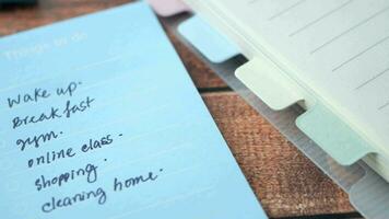 schrijven op een dagelijkse planner op tafel. video