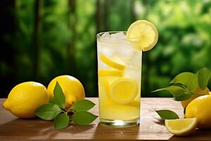 limonada con hielo y limón rebanadas en de madera mesa en natural fondo, aplacar tu sed con un revitalizante limón hielo refresco, un Perfecto verano bebida en un alto vaso, ai generado foto