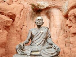 Buda estatua a el antiguo templo, pacífico imagen de un Buda estatua, antiguo Buda estatuas sur este Asia foto