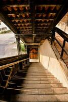 escalera líder a el parte superior de un antiguo edificio foto