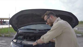 frustriert Mann deren Auto Pleite runter. video