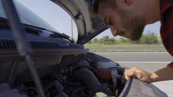 auto afbreken Aan snelweg, langs de weg bijstand verzoek. video