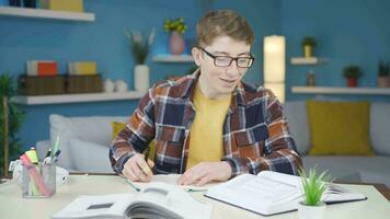 gelukkig leerling is aan het studeren. video