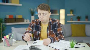 el estudiante quien es aburrido con el lección. video