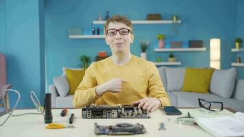 jovem homem quem O amor é tecnologia. coração faz. video