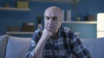 Deprimido antiguo hombre pensando enfocado a hogar. video