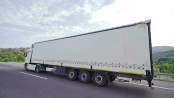 une un camion sur le Autoroute. logistique. video