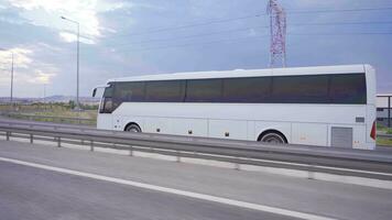 de buss går på de motorväg. video