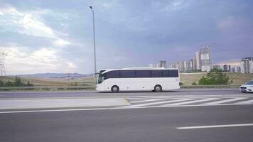 das Bus ist Rückkehr von das Kreuzung. video