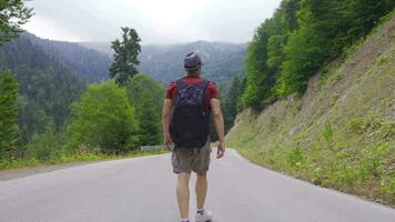 hombre caminando en vacío la carretera. video