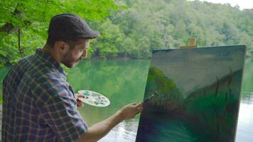 il pittore disegna un' immagine. video
