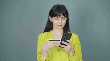 vrouw boodschappen doen Aan de telefoon. video