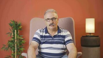 homem olhando às Câmera com maçante expressão. video