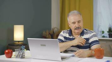 Home office worker man showing his empty wallet to the camera. video