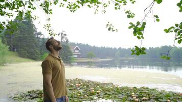 le homme qui trouve paix dans la nature. video