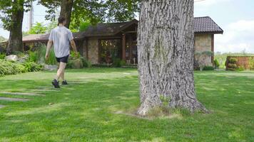 il uomo con il cane nel il suo giardino. video