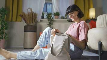 mujer preparando pantalones a hogar. video